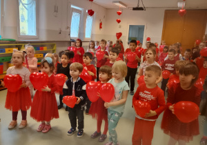 Dzieci uczestniczą w zabawach walentynkowych