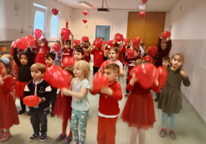 Dzieci uczestniczą w zabawach walentynkowych