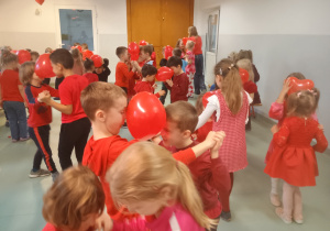 Dzieci uczestniczą w zabawach walentynkowych