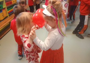Dzieci uczestniczą w zabawach walentynkowych