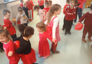 Dzieci uczestniczą w zabawach walentynkowych
