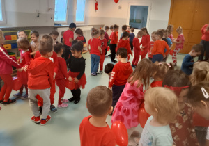 Dzieci uczestniczą w zabawach walentynkowych