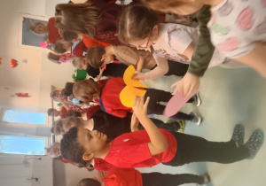 Dzieci uczestniczą w zabawach walentynkowych