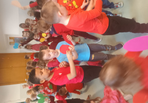 Dzieci uczestniczą w zabawach walentynkowych