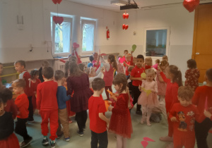 Dzieci uczestniczą w zabawach walentynkowych