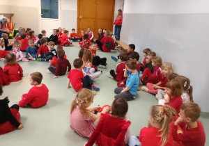 Dzieci uczestniczą w zabawach walentynkowych