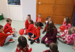 Dzieci uczestniczą w zabawach walentynkowych