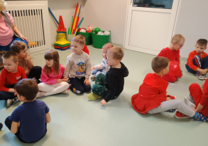 Dzieci uczestniczą w zabawach walentynkowych