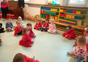 Dzieci uczestniczą w zabawach walentynkowych