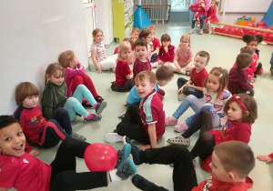 Dzieci uczestniczą w zabawach walentynkowych