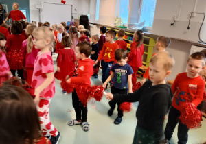 Dzieci uczestniczą w zabawach walentynkowych