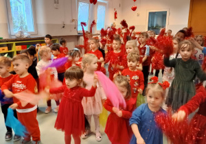 Dzieci uczestniczą w zabawach walentynkowych