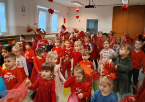 Dzieci uczestniczą w zabawach walentynkowych
