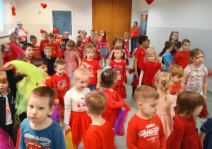 Dzieci uczestniczą w zabawach walentynkowych