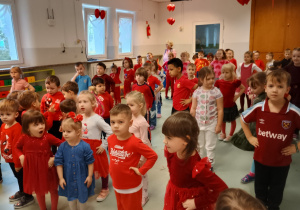 Dzieci uczestniczą w zabawach walentynkowych