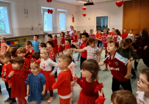 Dzieci uczestniczą w zabawach walentynkowych