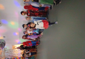 Dzieci uczestniczą w zabawach karnawałowych