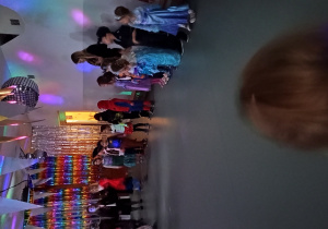 Dzieci uczestniczą w zabawach karnawałowych