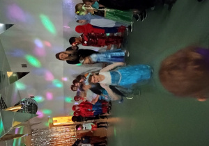 Dzieci uczestniczą w zabawach karnawałowych