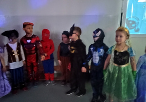 Dzieci uczestniczą w zabawach karnawałowych