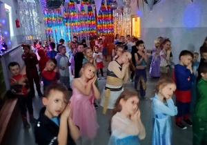 Dzieci uczestniczą w zabawach karnawałowych