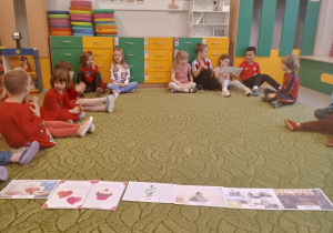 Dzieci uczestniczą w zabawach walentynkowych