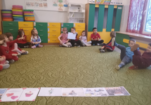 Dzieci uczestniczą w zabawach walentynkowych