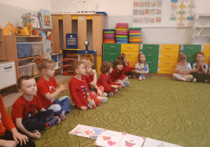 Dzieci uczestniczą w zabawach walentynkowych