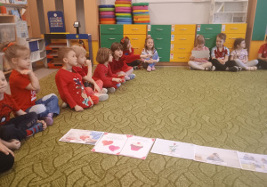 Dzieci uczestniczą w zabawach walentynkowych