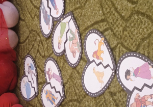 Dzieci uczestniczą w zabawach walentynkowych