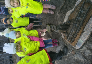 Dzieci oglądają pomnik kota