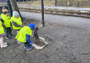 Dzieci oglądają pomnik kota