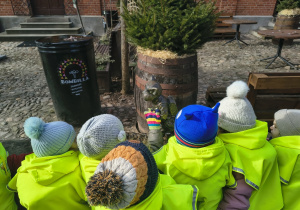 Dzieci oglądają pomnik kota