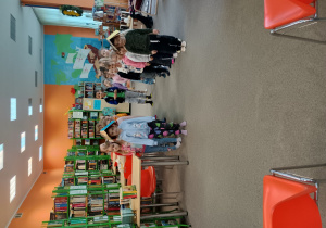 Dzieci ćwiczą równowagę w zawodach zespołowych