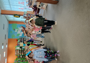 Dzieci ćwiczą równowagę w zawodach zespołowych