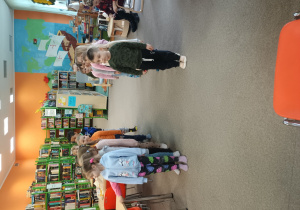 Dzieci ćwiczą równowagę w zawodach zespołowych