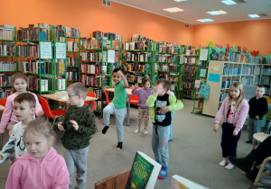 Dzieci ćwiczą równowagę w zawodach zespołowych