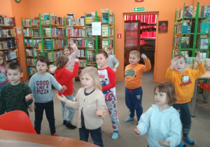 Dzieci ilustrują ruchem treść piosenki
