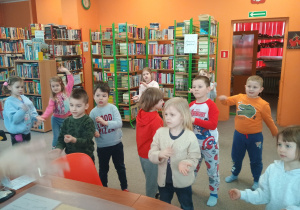 Dzieci ilustrują ruchem treść piosenki
