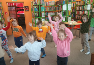 Dzieci ilustrują ruchem treść piosenki