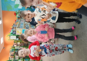 Dzieci prezentują odnalezione zakładki do książek