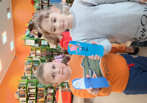 Dzieci prezentują odnalezione zakładki do książek