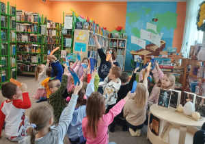 Dzieci prezentują odnalezione zakładki do książek