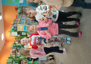 Dzieci szukają ukrytych zakładek do książek