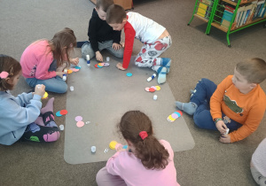 Dzieci wykonują własne zakładki do książek