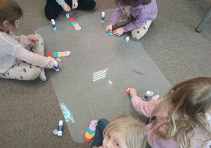 Dzieci wykonują własne zakładki do książek