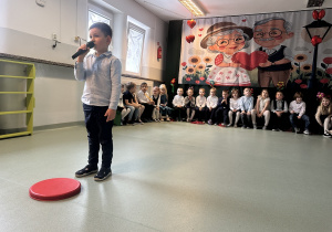 Chłopiec recytuje wiersz