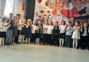 Dzieci śpiewają piosenkę