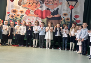 Dzieci śpiewają piosenkę