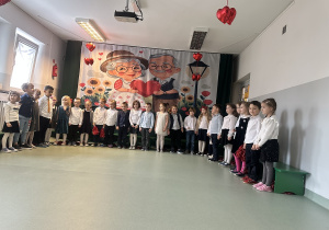 Dzieci śpiewają piosenkę